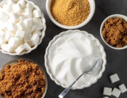 Skålar med strösocker, farinsocker och vita sockerbitar för bakning