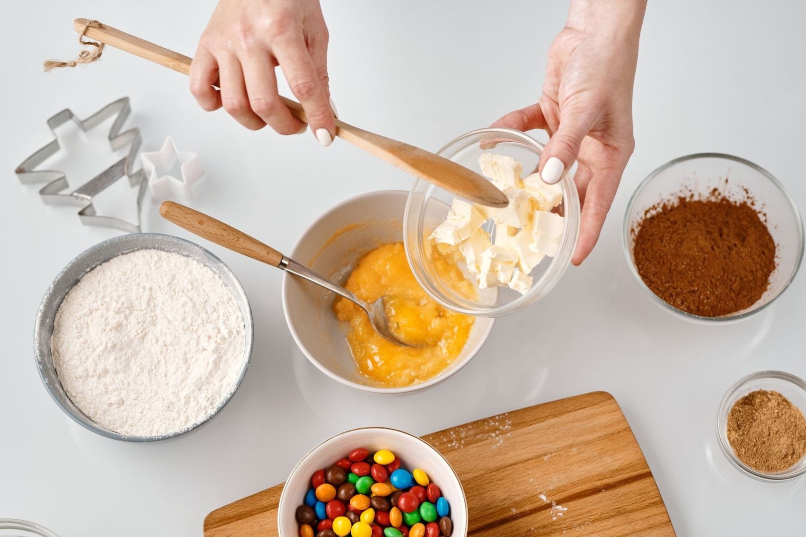 Tärnat smör tillsätts i en skål med kakdeg och bakingredienser