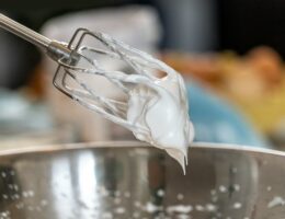 Ballongvisp med fast, blank marängsmet över en rostfri skål